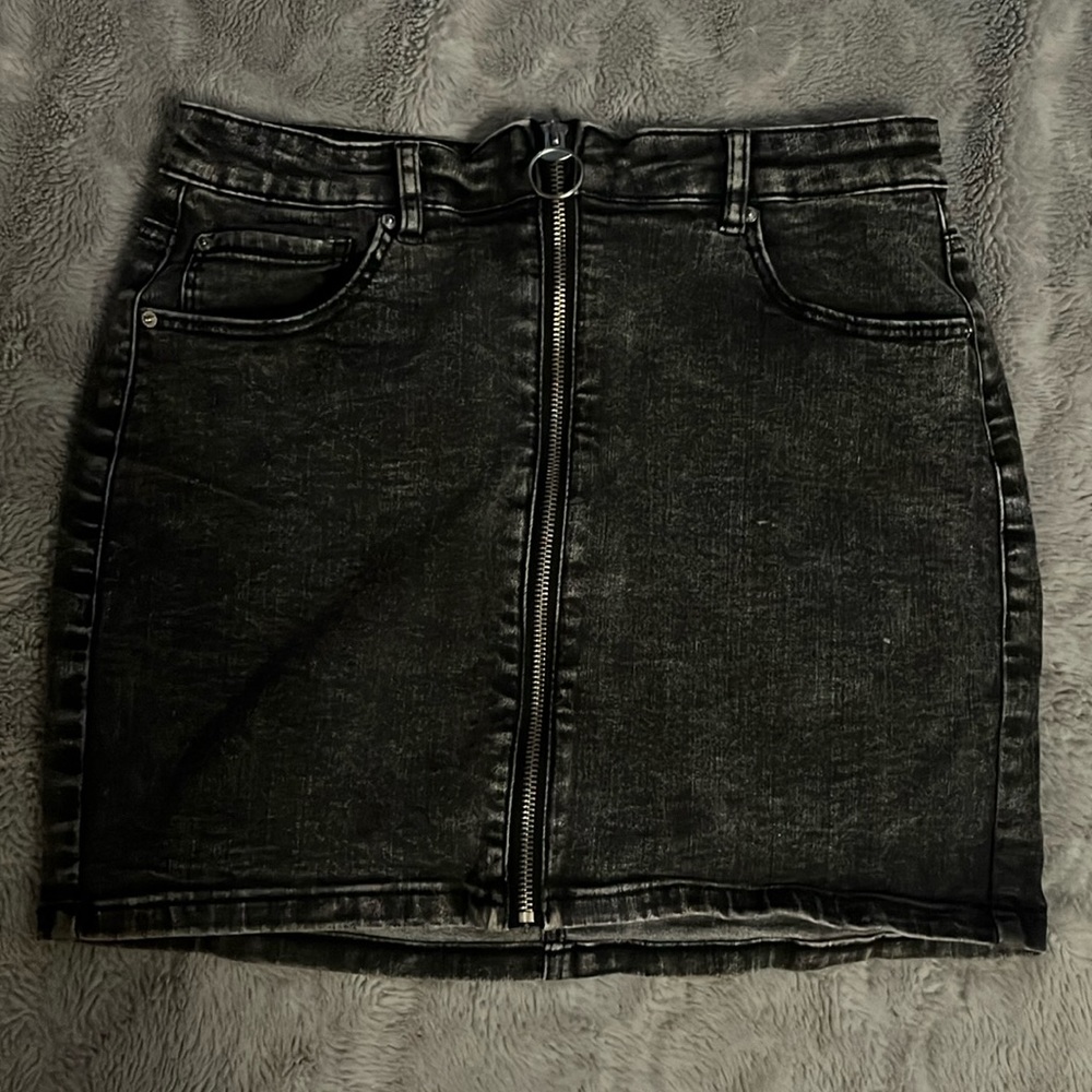 Garage skirt, size medium.